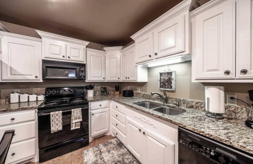 Lubbock House | Adobe Abode Duplex B - 4BR/3BA - South Lubbock