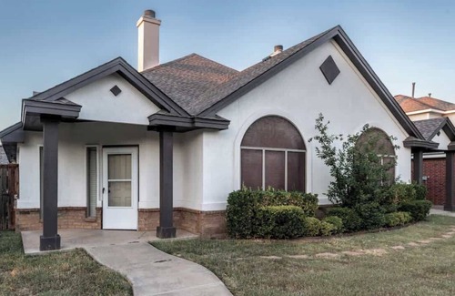 Lubbock House | Adobe Abode Duplex B - 4BR/3BA - South Lubbock