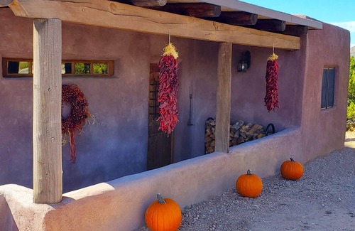 Canoncito House | ADOBE CASITA ON ART GALLERY COMPOUND