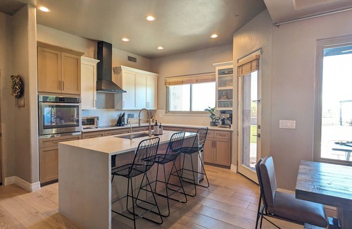 East Mesa House | ADOBE MANOR/Main + Guest Home/Sleeps 20