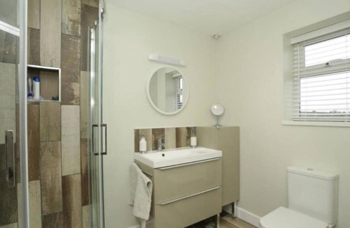 Isle of Thanet Other | Adorable 1 bedroom Cottage with free parking Sleeps 3 - 5 mins drive from beach!