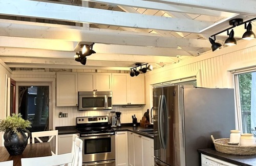 Port Carling Cottage | Adorable 5 bed 3 bath cottage on Lake Muskoka - Bunkie and Boathouse!