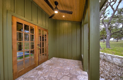 Boerne Cabin | Adorable Cabin in Boerne! sleeps 2, short trip to Luckenbach & Fredericksburg