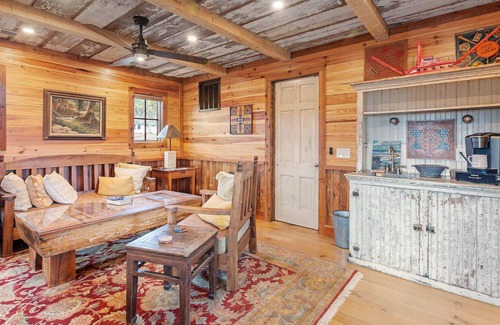 Boerne Cabin | Adorable Cabin in Boerne! sleeps 2, short trip to Luckenbach & Fredericksburg