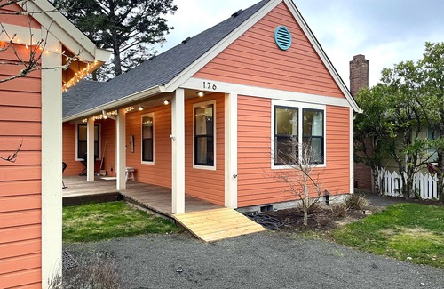 Manzanita Cottage | Adorable Cottage, close to beach and town, dog friendly, 30+ days only