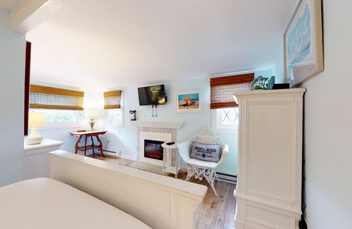 Oak Bluffs Cabin | Adorable cottage with pool, tennis courts & picnic area