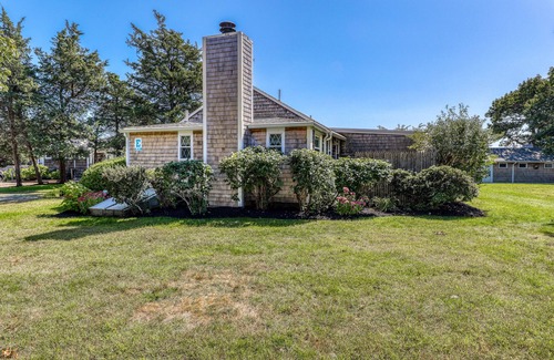 Oak Bluffs Cabin | Adorable cottage with pool, tennis courts & picnic area