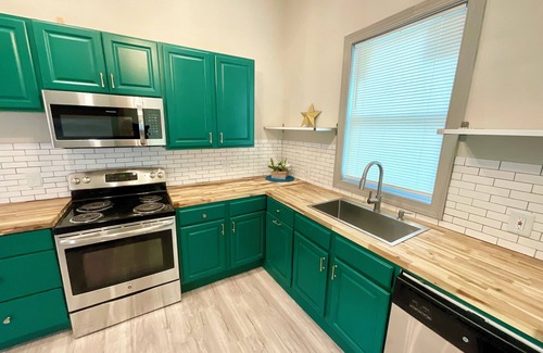 Midtown Apartment | Adorable Gem in the Heart of Savannah!