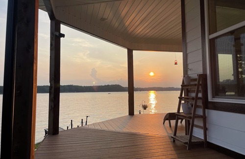 Waterloo Apartment | Adorable Lake front studio apartment