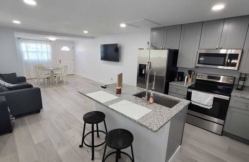 St. Petersburg - Clearwater Apartment | Adorable New Remodel W Cozy Guesthouse to Relax