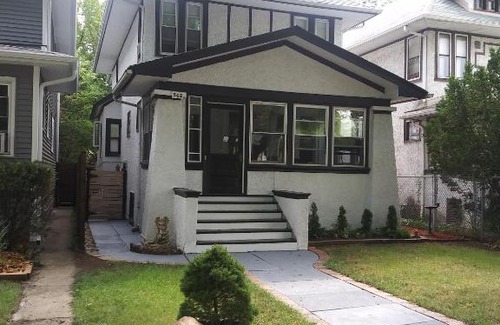 Oak Park Apartment | Adorable two-bedroom/gym and deck