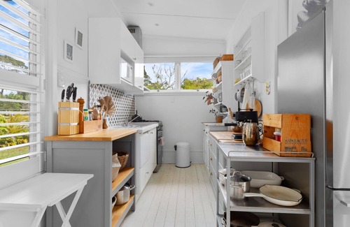 Erowal Bay House | Adrift - Pet-friendly - 5 min Walk to Bay - Rustic Charm