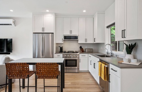 West Linn Apartment | ADU w/Hot tub, sauna, walk to shops & food!