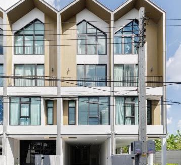 Sa Kaeo Apartment | Advanced townhouses can accommodate 14 people, with high-speed Wi Fi and parking on Netflix