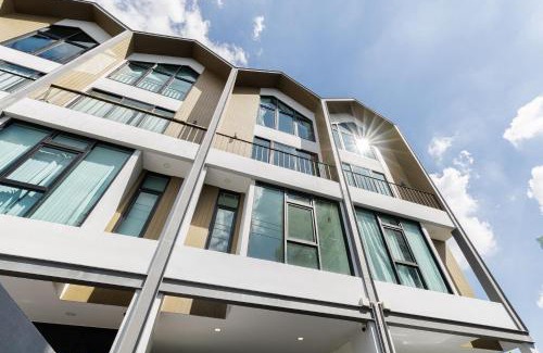 Sa Kaeo Apartment | Advanced townhouses can accommodate 14 people, with high-speed Wi Fi and parking on Netflix