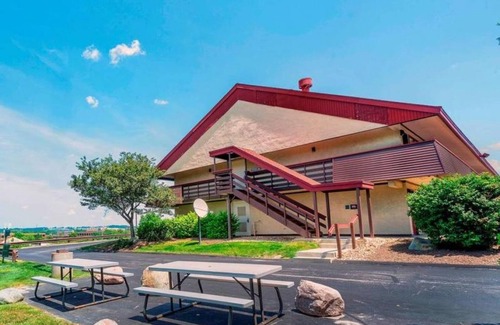 Downtown Cleveland House | Adventure Awaits! Near Huntington Convention Center of Cleveland, Restaurant/Bar