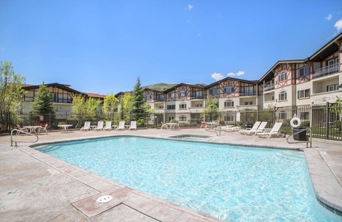 Midway Villa | Adventure Hub~Nordic Ski, Snowmobile & Snow Shoeing Villa 3088