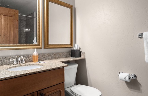 Midway Villa | Adventure Hub~Nordic Ski, Snowmobile & Snow Shoeing Villa 3071
