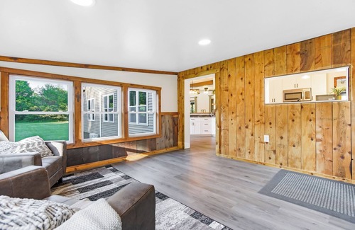 Farrandsville Cabin | Adventure Lodge w/PICKLEBALL, Pool Table + More!