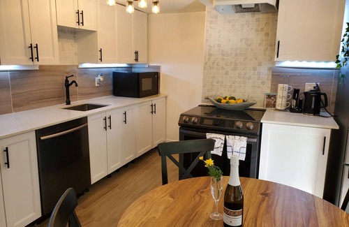 Niagara Falls House | Aesthetic Cozy Unit in Niagara Falls