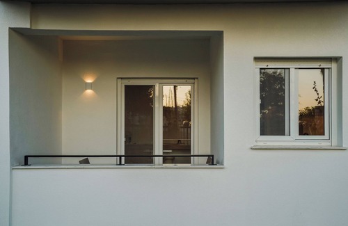 Nea Khili Apartment | Aetherion Urban Elegance – Where Minimal Design Meets Coastal Calm