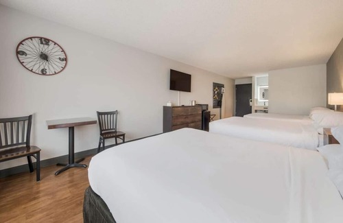 Ontario Hotel | Affordability Meets Comfort! Pool, Pet-friendly Property, Free Breakfast