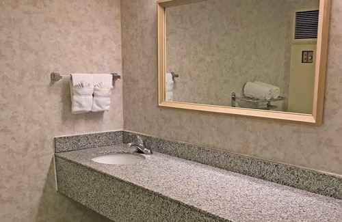 Radnor - Fort Myer Heights Resort | Affordable Getaway! Near Kennedy Center, and National Gallery of Art!