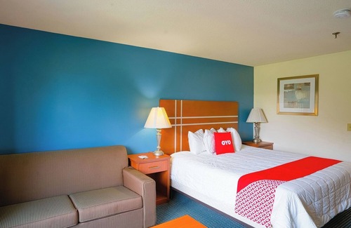 Redwood Falls Hotel | Affordable King Bed Room Near Casino, Park, & Restaurants in Redwood Falls