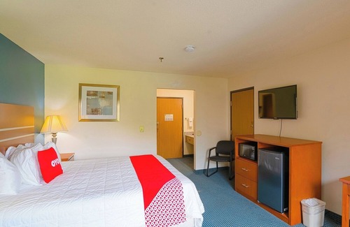 Redwood Falls Hotel | Affordable King Bed Room Near Casino, Park, & Restaurants in Redwood Falls