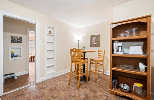Newport News House | Affordable Newport News. Sleeps 6, easy Shipyard access