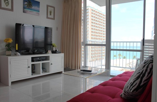 Condado Condo | Affordable Ocean View Studio in the Center of Condado