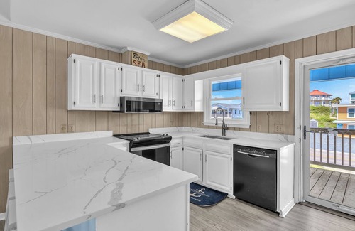 Long Beach House | Afternoon Delight: Oceanfront, Dog-friendly Home with Sun Deck and Covered Decks