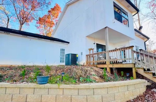 Griffin House | Agam’s Oasis: Your Lakeside Serene GetawaynnCome relax in a slice of paradise.