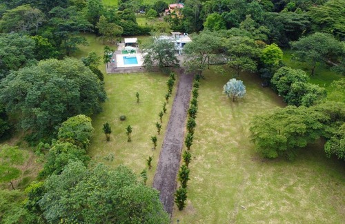 Restrepo House | Agradable y hermosa casa de campo con piscina.