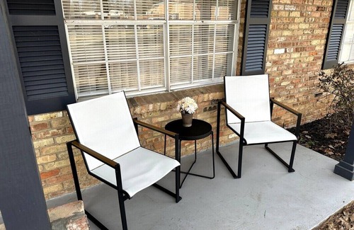 Tyler Apartment | Agreeable Gray: 3 Bedroom, Soothing 5 Beds, Large groups, Pet Friendlynn