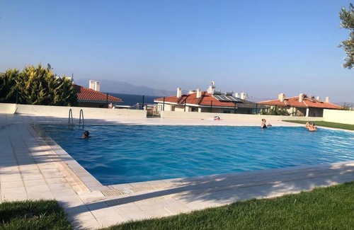 Cesme Apartment | Ailecek tatil yapabileceğiniz Çeşme merkezde denize bahçeli daire.