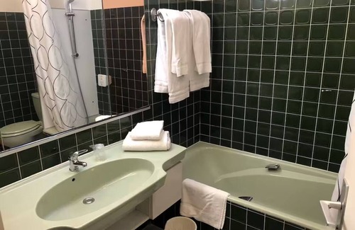 Saint-Priest Hotel | Air Conditioned Flat at the gates of Lyon: Delightful Breakfast Available