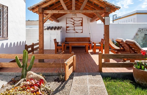 Zahora House | Air-conditioned Holiday Home with Patio, Pool, Wi-Fi and Lawn