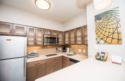 Humble Condo | Air-Conditioned Suite with Pool + Gym Access | Complimentary Breakfast!