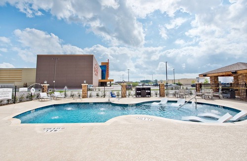 Humble Condo | Air-Conditioned Suite with Pool + Gym Access | Complimentary Breakfast!