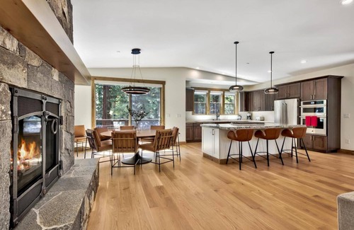 Kingswood Estates Cabin | Air Conditioning, Designer Mountain Home, Hot Tub, Bunk Beds, EV Charger