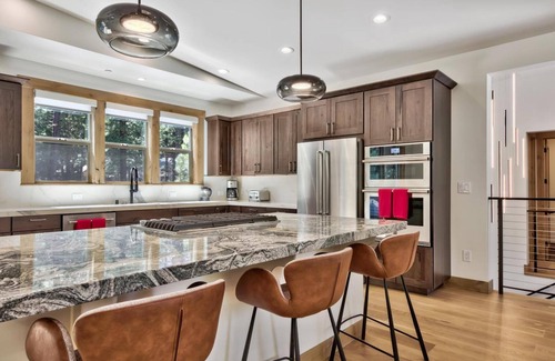 Kingswood Estates Cabin | Air Conditioning, Designer Mountain Home, Hot Tub, Bunk Beds, EV Charger