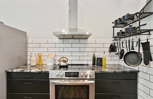 Edgewood House | Airbnb.com/p/DesignedByDom - Over 450 Five-Star Reviews