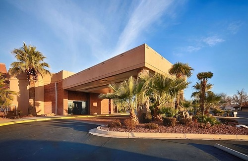 St. George Hotel | Airport Convenience! 2 Comfy Units, Breakfast, Pool