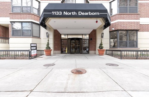 Rush and Division Apartment | Airy Gold Coast 2BR w/Gym, Pool, near. Oak St. Beach, by Blueground
