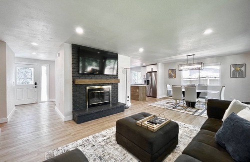 Black Diamond House | Airy Modern Farmhouse 5BR/3BA Oasis w/Fast Wi-Fi