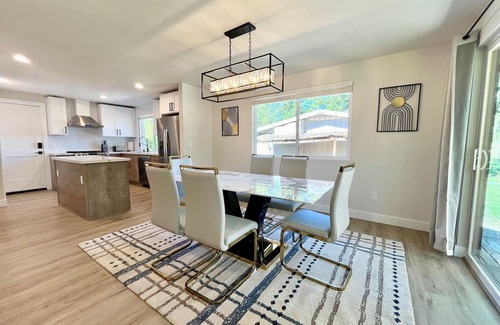 Black Diamond House | Airy Modern Farmhouse 5BR/3BA Oasis w/Fast Wi-Fi