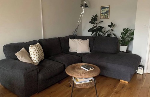 St. Dunstan's Apartment | Airy one-bed in Limehouse with views of the city