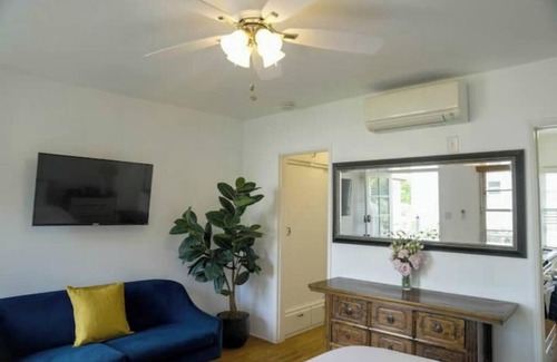 Wilshire Montana Apartment | Airy Studio w Balcony - steps to Montana Ave. - E