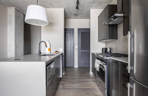 West Loop Apartment | Airy West Loop 1BR w/Pool, Gym, nr. Fulton Market, by Blueground
